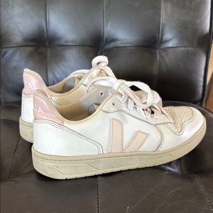 Veja women’s v-10 white and pink